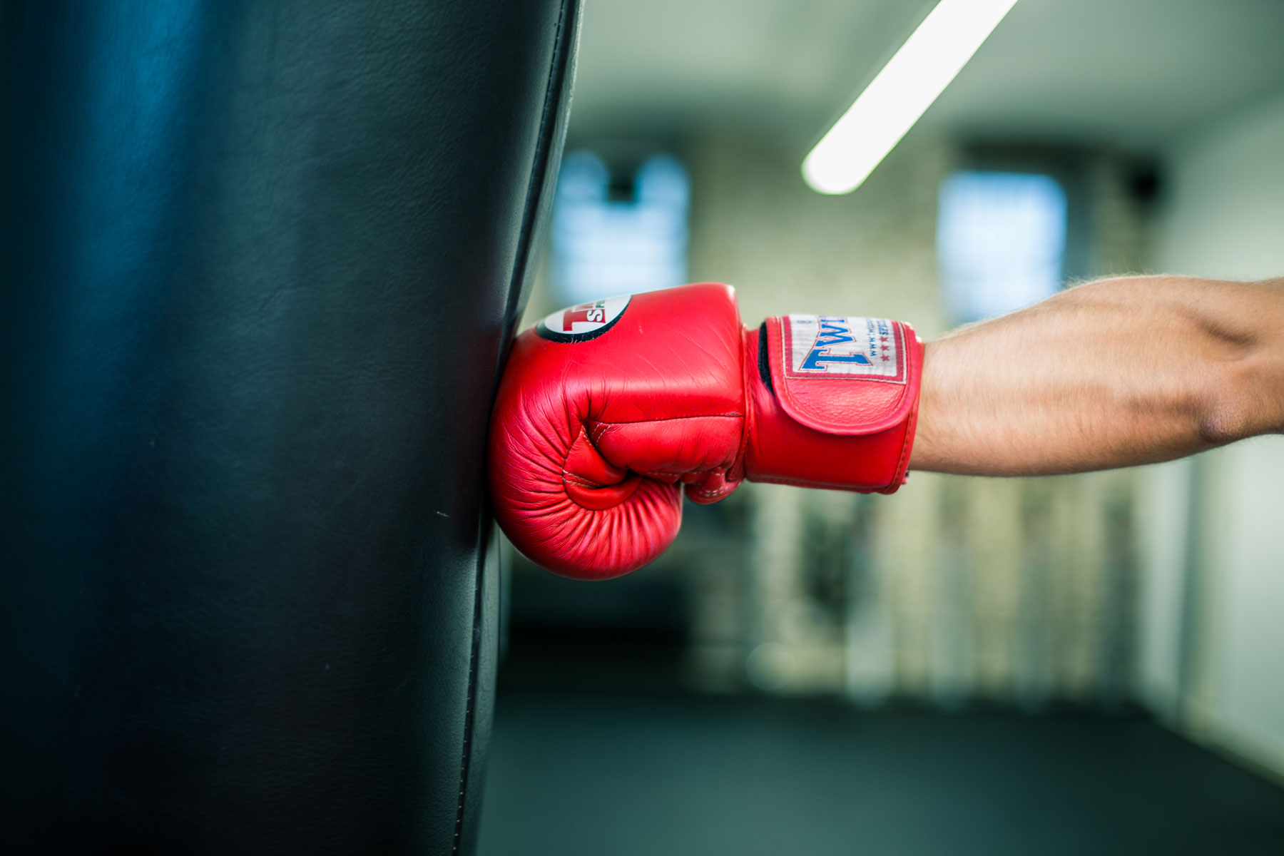 Roter Boxhandschuh beim Training am Sandsack
